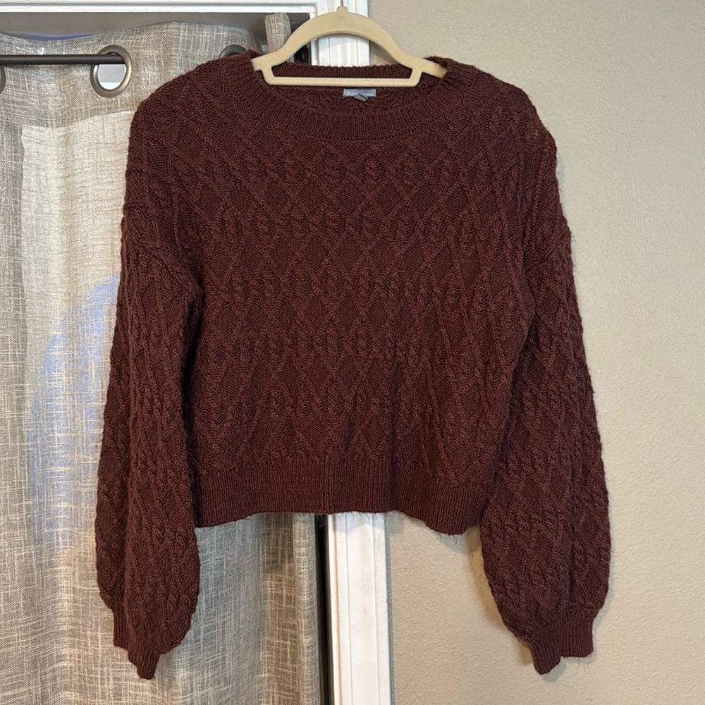Super cute maroon cropped sweater